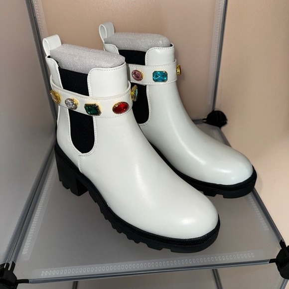 Forever Link Women's Chelsea Studded Strap Chunky Ankle Boots White Size 7 New - Picture 3 of 8